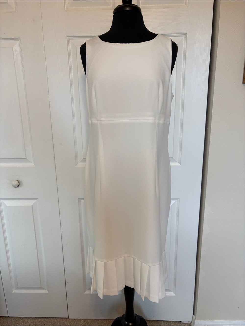 NWT Kasper Lily White Sleeveless Pleated Hem Dress Size 12.